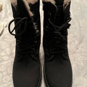 Levi's Black Winter Boots with Fur Lining
